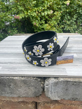 Load image into Gallery viewer, Daisies Beaded Dog Collar